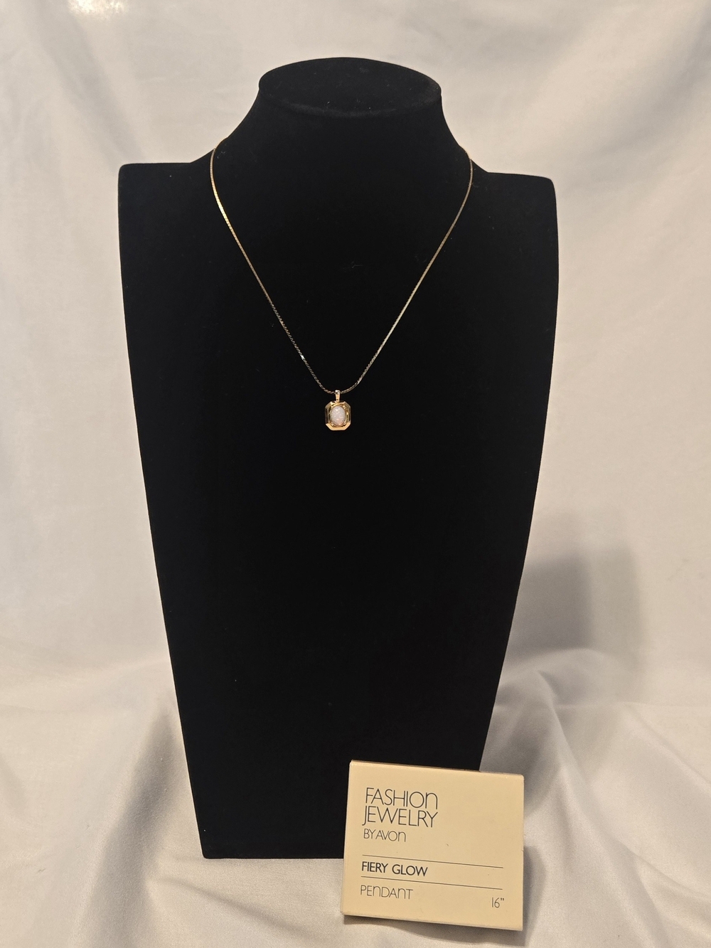 Vtg Avon Fashion Jewelry Gold Pendant Necklace.FIERY GLOW